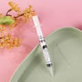 Penna a gel creativa a forma di siringa con stantuffo bianco e stampe su vassoio verde - Studia Sodo (Bianco)