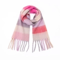 Detailopname van een zachte mohair sjaal met kleurrijke regenboogstrepen en lange franjes - 215x40cm / Roze Geruit