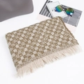 Sciarpa a quadri beige e oro con nappe presentata in un set fotografico alla moda - Verde Militare