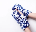 Guantes de franela gruesa sin dedos con motivos florales azules sobre fondo blanco - Talla única / Patrón Azul y Blanco