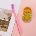 Penna gel a forma di ape rosa con topper blu su uno sfondo da scrivania creativo - Rosa