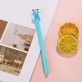 Penna gel a forma di ape azzurra con topper in silicone morbido su scrivania elegante - Blu