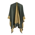 Mantella in maglia grigio-verde scuro da donna con bordi cammello a contrasto e frange - 150x130cm / SH1-01# Verde
