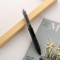 Penna gel nera da 0,5 mm con impugnatura opaca antiscivolo su sfondo di rivista - 0.5mm / Fusto Nero (Inchiostro Nero)