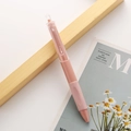 Penna a scatto rosa con impugnatura ergonomica morbida su sfondo di cancelleria - 0.5mm / Fusto Rosa (Inchiostro Nero)