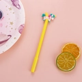 Simpatica penna gel unicorno gialla con topper in gomma su sfondo rosa pastello - 0.5mm / Giallo