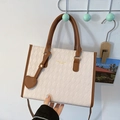 Elegante bolso bandolera acolchado beige con asas marrones y colgante de corazón - Blanco Roto