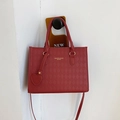 Rote Stepptasche mit goldenem Schriftzug, Griff, Schultergurt und Herzanhänger - Rot