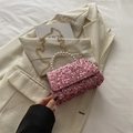 Sac à main rose à paillettes avec anse en perles et chaîne dorée sur blazer élégant - Rose