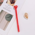 Penna rossa creativa con decorazione a cuore Love su scrivania minimalista per studenti - Rosso