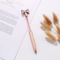 Elegante bolígrafo de oro rosa con arena de cristal rosa y lazo metálico de adorno - Champán