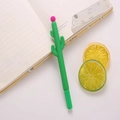 Bolígrafo de gel cactus creativo con cuerpo verde y flor lila sobre libreta - Cactus de Bola Rosa