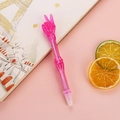 Rosa Stift mit Skeletthand-Geste und V-Zeichen-Aufsatz für kreativen Schulbedarf - Scherengeste / Rosa