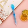 Kreativer lichtblauer Kugelschreiber mit einem einzigartigen Skeletthand-Design - Offene Hand Geste / Hellblau