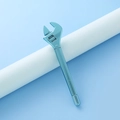 Lichtblauwe creatieve gelpen in de vorm van een moersleutel met metalen textuur op voet - Moersleutel Stijl / Blauw