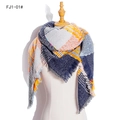 Sciarpa invernale spessa a quadri blu e arancio con morbide nappe su manichino da negozio - Taglia unica / Grigio