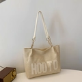 Cremeweiße gewebte Stroh-Tote-Bag mit HOOTO-Schriftzug und goldenem Ketten-Schultergurt - Gebrochenes Weiß