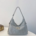 Borsa hobo grigio argento con fibbia metallica a farfalla e trama pieghettata vintage - Argento