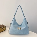 Borsa tote celeste testurizzata con farfalla argentata e dettagli della tracolla a catena - Blu