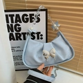 Borsa a mezzaluna a pieghe azzurra con dettaglio farfalla d'argento e perle - Blu