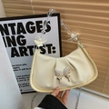 Elegante borsa beige a pieghe con chiusura a farfalla e manico di perle - Bianco Sporco