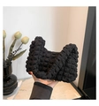 Vue détaillée du sac à main noir texturé à bulles avec surface gaufrée à carreaux - Noir
