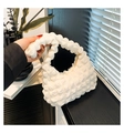 Détail de la texture bulles blanche et du zip doré sur un sac à main plissé tendance - Blanc