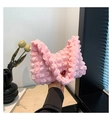 Détail de la texture froncée rose sur un sac à bandoulière au design plissé chic - Rose Clair