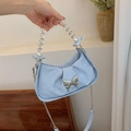 Hellblaue Rafftasche mit silbernem Schmetterling und Perlenperlengriff - Blau