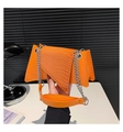 Detail van de oranje crossbodytas met krokodillenpatroon en driehoekig flapontwerp - Oranje