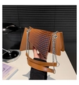 Détails d'un sac en cuir marron texture crocodile avec chaîne argentée et style urbain - Marron