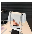 Detail van de witte flap met krokodillenpatroon op geometrische tas met zilveren ketting - Wit