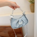 Metallisch blaue Falten-Cloud-Bag mit Schmetterlingsschnalle und Perlen-Perlengriff - Silber