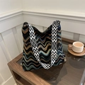 Retro wave pattern knit tote bag with geometric shoulder strap in black and brown - No Pendant / Black