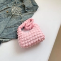 Bolso de hombro rosa con textura de palomitas sobre chaqueta vaquera y pinza de pelo - Rosa Claro