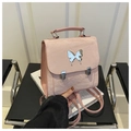 Detail des rosa PU-Leder Rucksacks mit silbernem Schmetterlingsdekor und Schnallenverschluss - Rosa