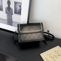 Minimalistische zwarte gewatteerde crossbodytas met gouden V-stiksels en riem - Zwart