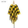 Gelb-schwarz kariertes Strick-Poncho für Damen mit Fransen-Details auf weißem Mannequin - Gelb-Schwarz Kariert (QPJ7-06#)