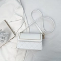 Witte crossbody tas met bruin borduursel en gewatteerde textuur voor dames - Wit