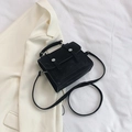 Borsa a tracolla quadrata nera minimalista in pelle scamosciata opaca con borchie argento - Nero