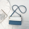 Blauw-witte gewatteerde crossbodytas voor dames met elegante schouderriem stijl - Blauw