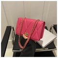 Dettaglio della borsa rosa trapuntata in pelle PU con chiusura a scatto dorata e catena - rosa acceso