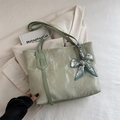 Borsa tote verde chiaro con trama stropicciata e foulard su un blazer beige - Verde