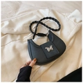 Borsa hobo nera con fibbia a farfalla argentata e tracolla intrecciata dal design chic - Nero