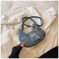 Borsa a mezzaluna in denim blu con fibbia a farfalla argentata e tracolla intrecciata - Verde