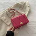 Fuchsia gewatteerde crossbodytas met geometrische stiksels en gouden ketting - rozenroze
