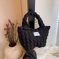 Minimalistische schwarze Tasche mit Bubble-Struktur und modernem quadratischem Label - Schwarz