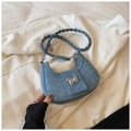 Borsa a mezzaluna in denim blu con fibbia a farfalla argentata e tracolla intrecciata - Blu