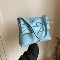 Himmelblaue gesteppte Puffer-Handtasche mit Schleifen und modischem Schriftzug - Blau