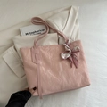 Borsa tote rosa con trama a pieghe e sciarpa di seta decorativa in ambientazione reale - Rosa